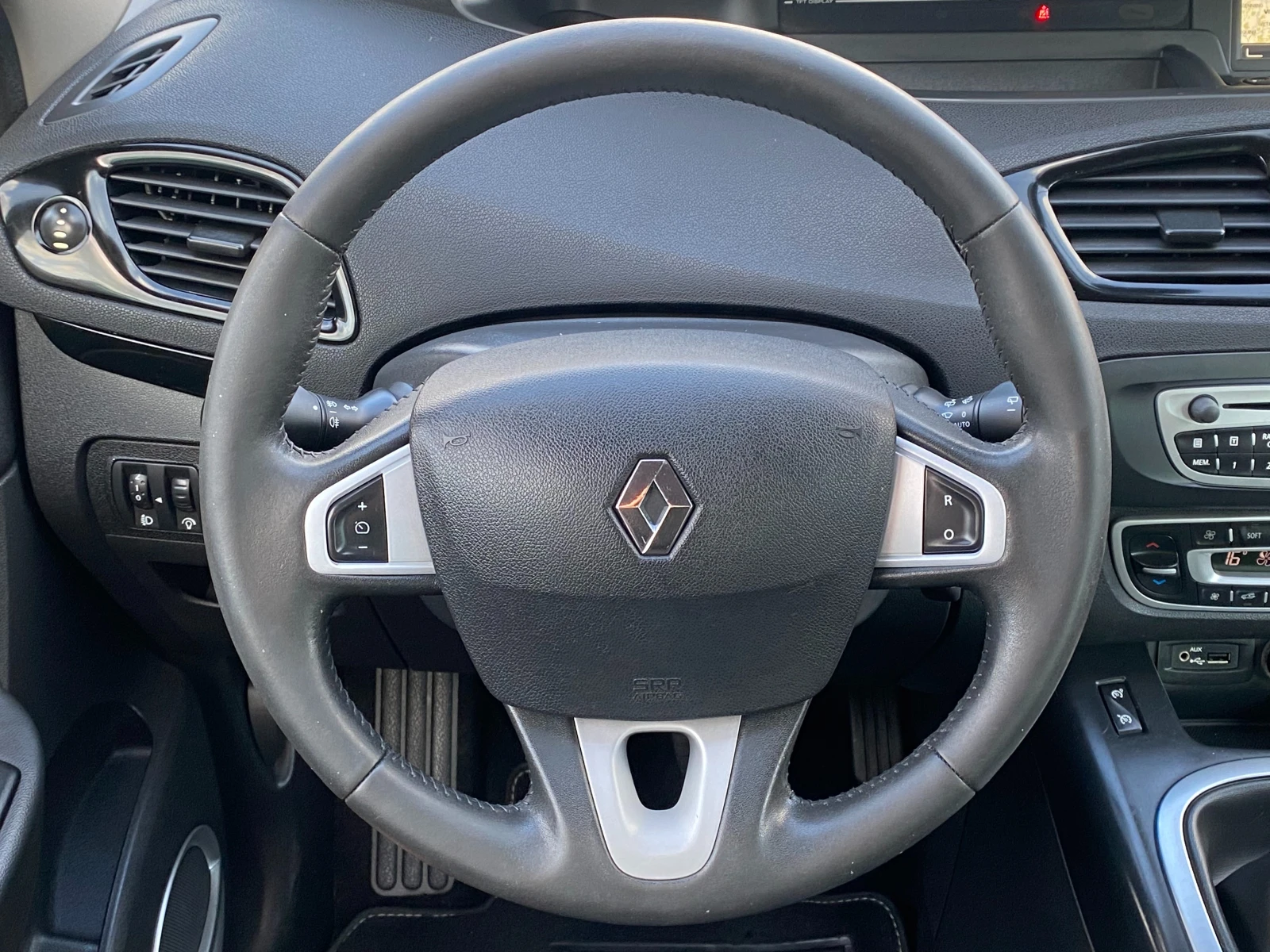 Renault Scenic 1.4i-131ks-BOSE-НАВИ-КОЖА-EURO5A-157000km-6ск2011г - изображение 10