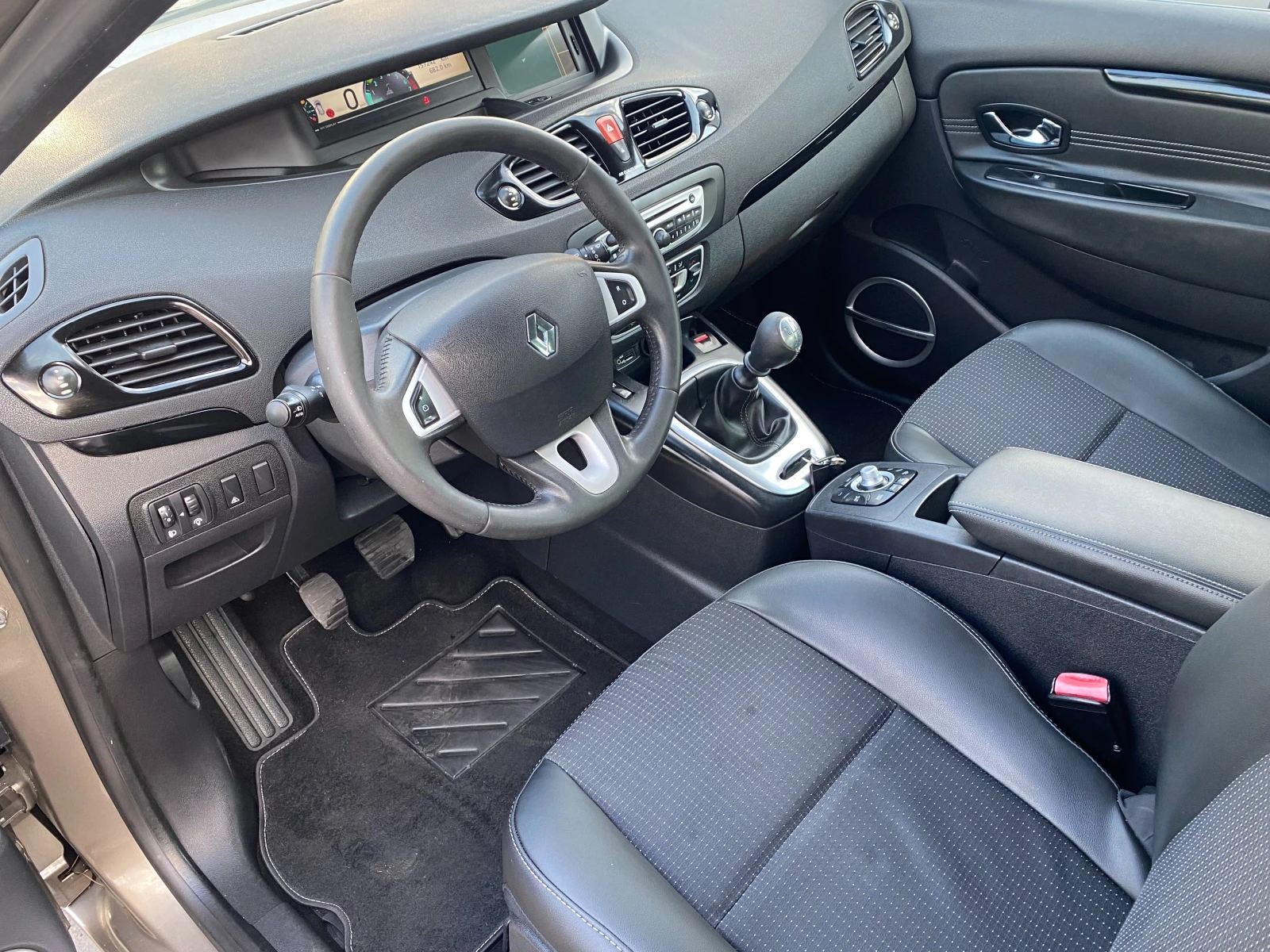 Renault Scenic 1.4i-131ks-BOSE-НАВИ-КОЖА-EURO5A-157000km-6ск2011г - изображение 8