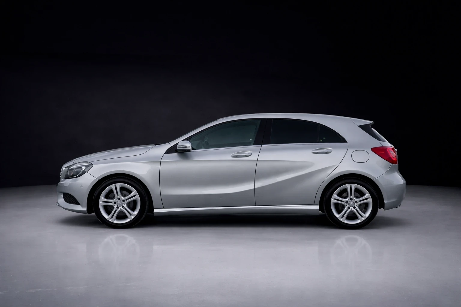 Mercedes-Benz A 180 7G-DCT / BlueEFFICIENCY / SILVERSTAR - изображение 3