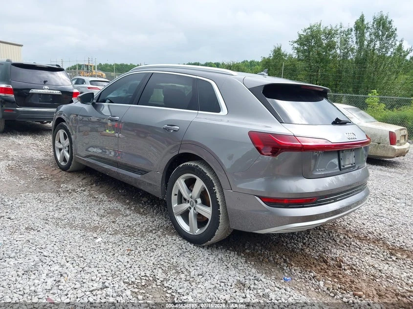 Audi E-Tron Premium Plus, снимка 3 - Автомобили и джипове - 55534770