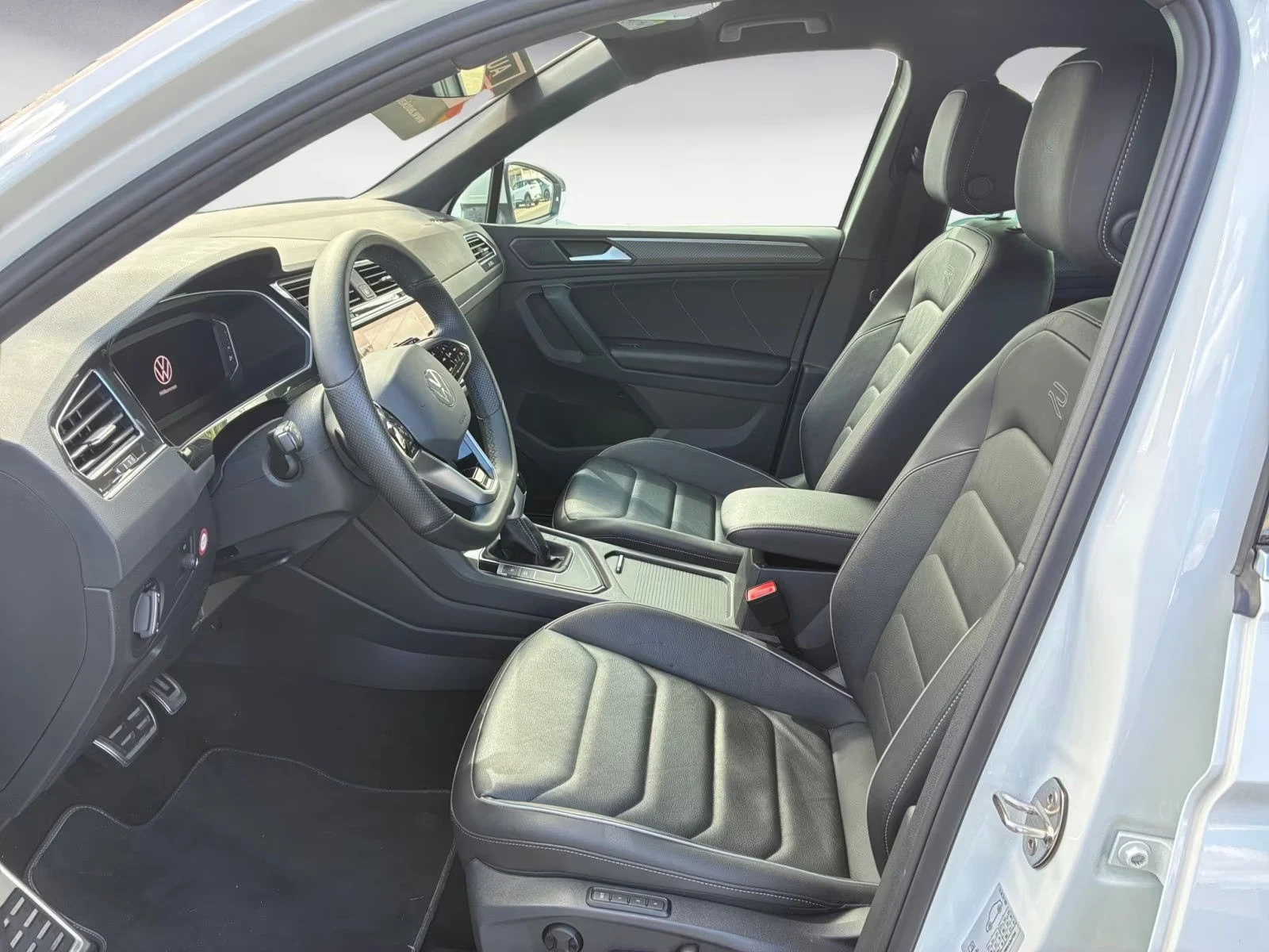 VW Tiguan 1.5TSI/R-LINE/150HP/DSG/OPF/HUD/AMBI/MEMORY/789f - изображение 9