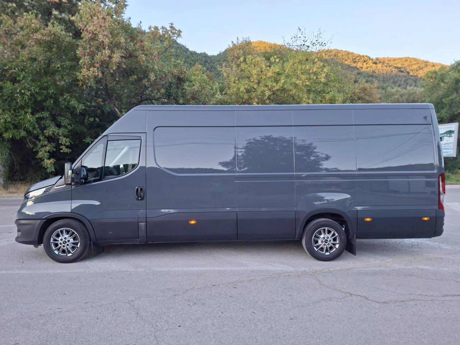 Iveco Daily 3.0* HI-MATIC* МАКСИ* LED* A/C, снимка 2 - Бусове и автобуси - 56121361