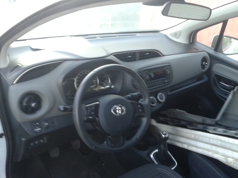 Toyota Yaris 1.0i, снимка 6 - Автомобили и джипове - 47867769