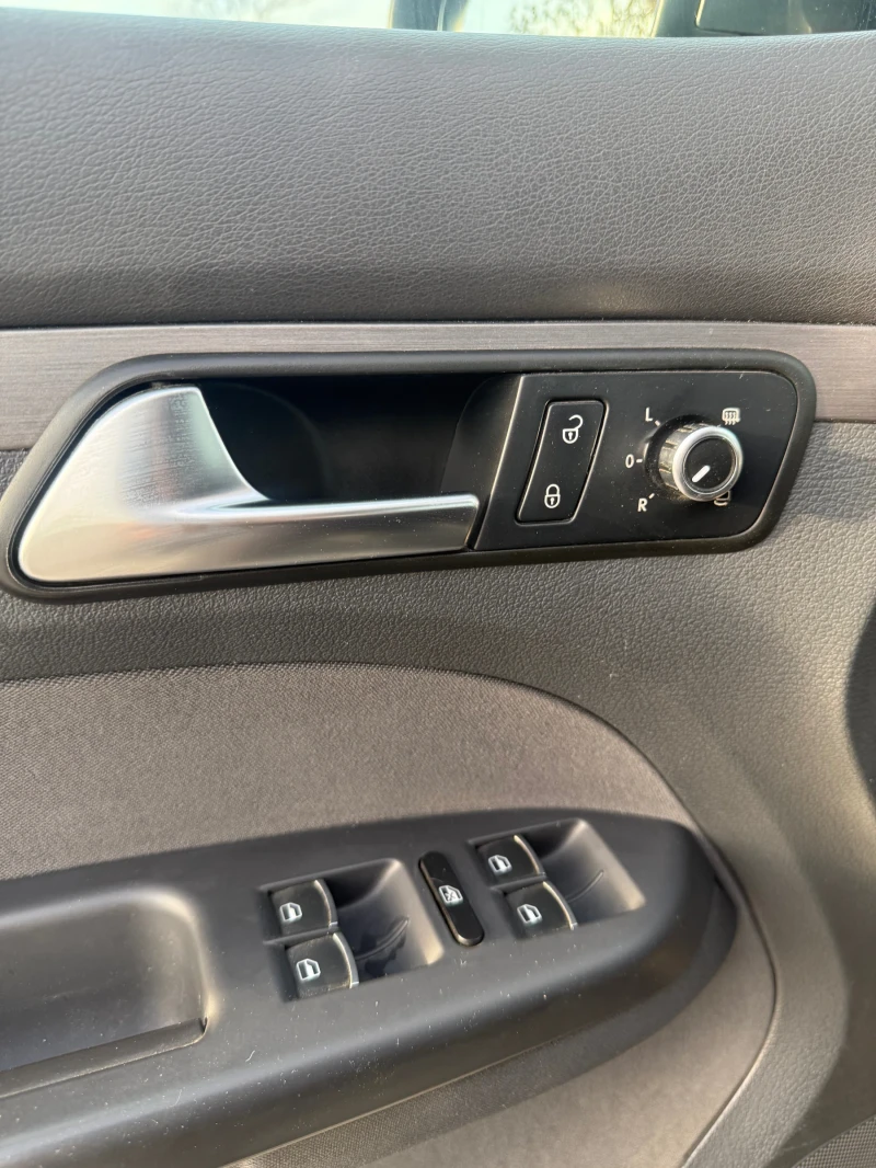 VW Touran 1.6, снимка 15 - Автомобили и джипове - 52554557