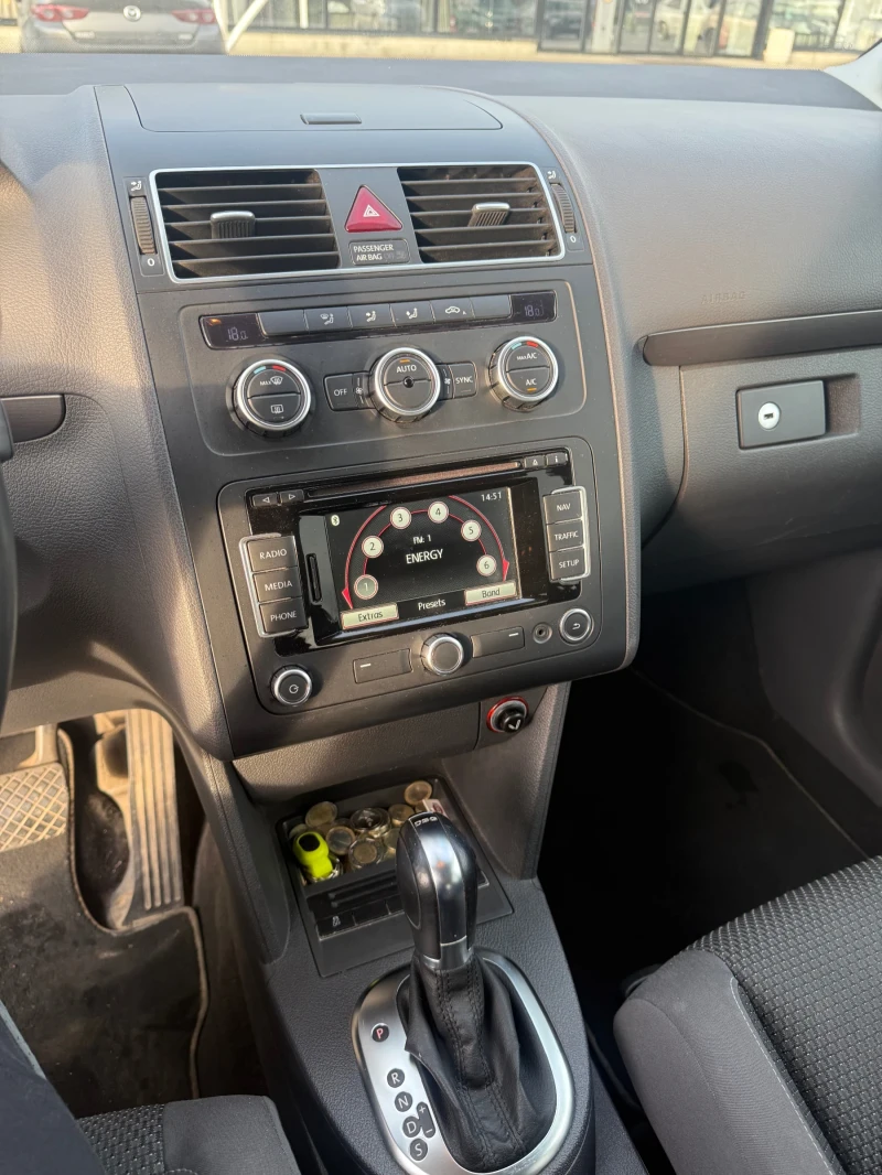 VW Touran 1.6, снимка 14 - Автомобили и джипове - 52554557