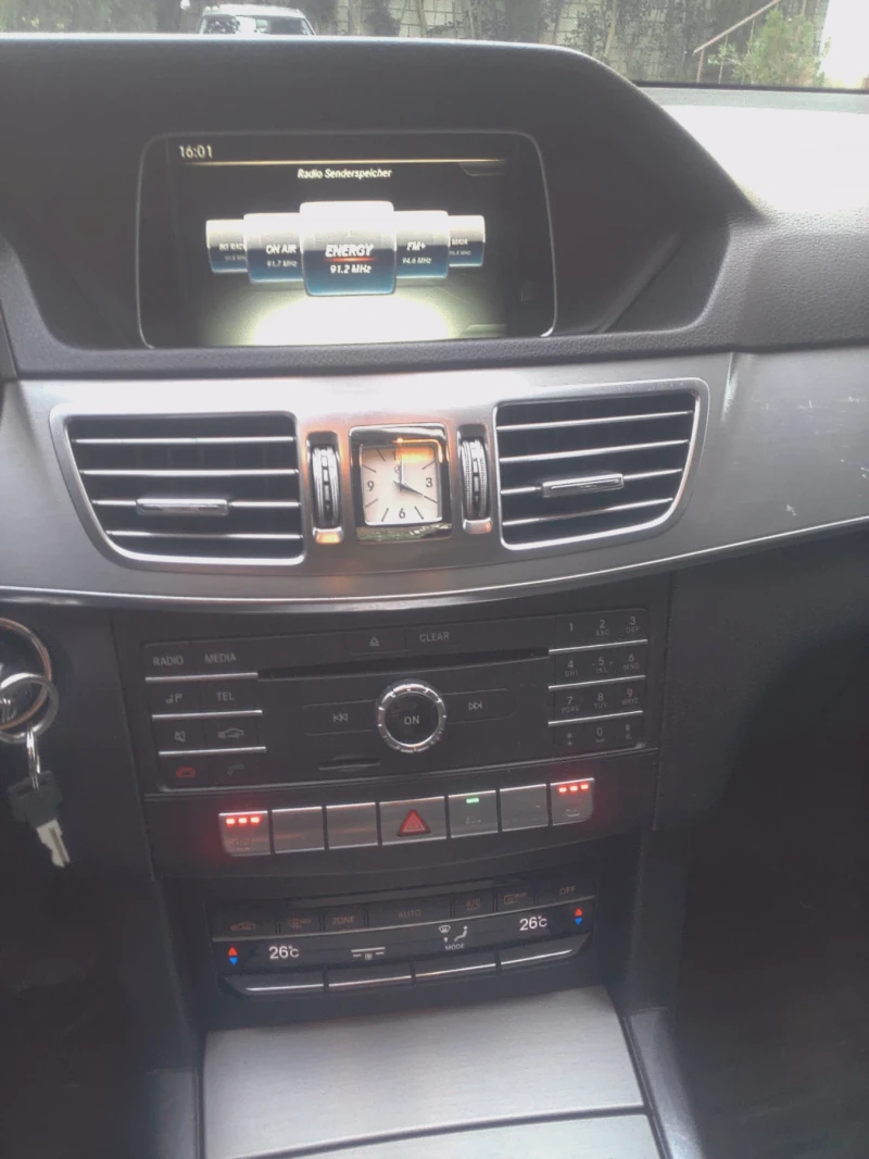 Mercedes-Benz E 200 2.2CDI, снимка 13 - Автомобили и джипове - 52940828