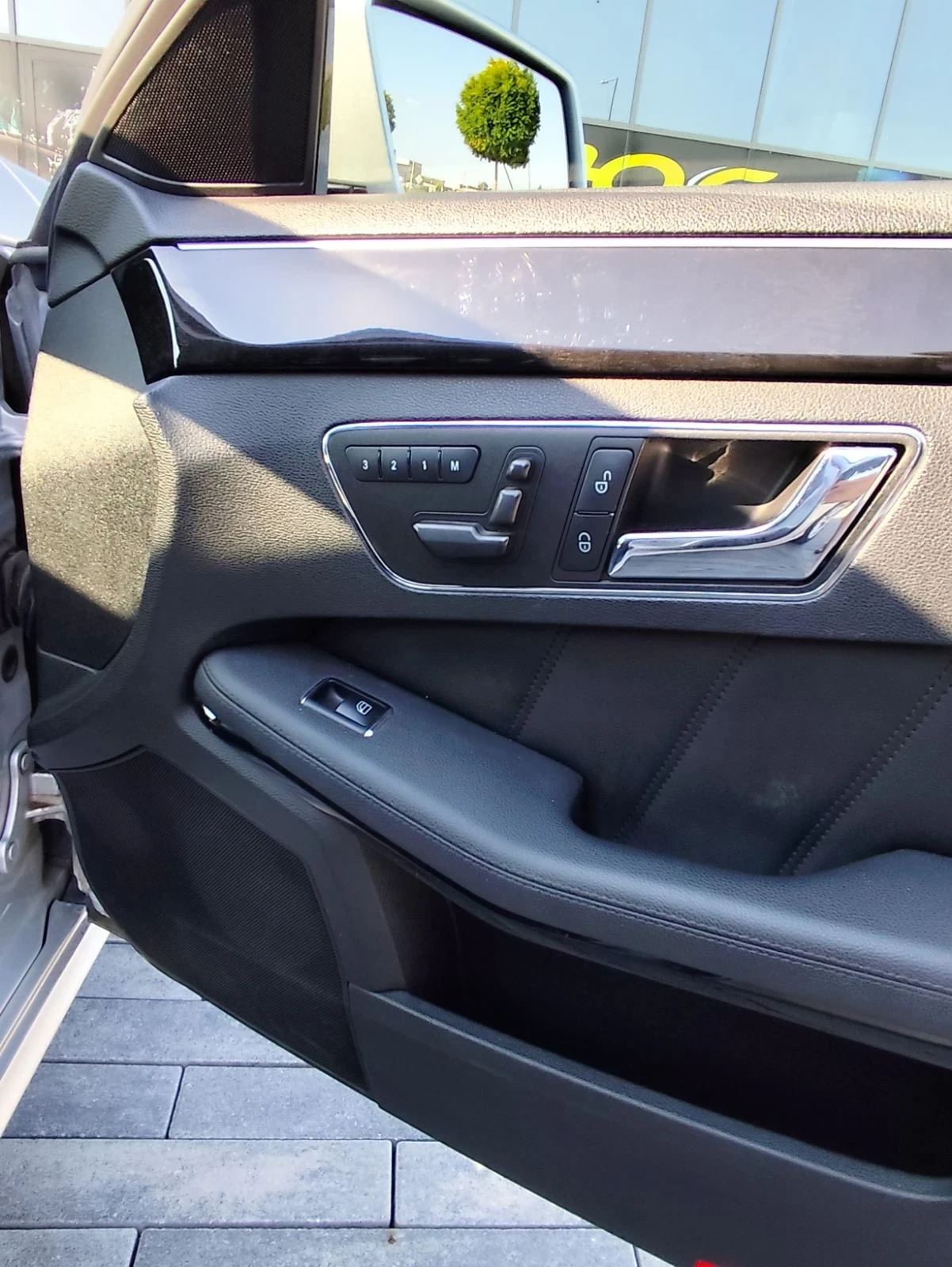 Mercedes-Benz E 350 4 MATIC, снимка 11 - Автомобили и джипове - 53742242