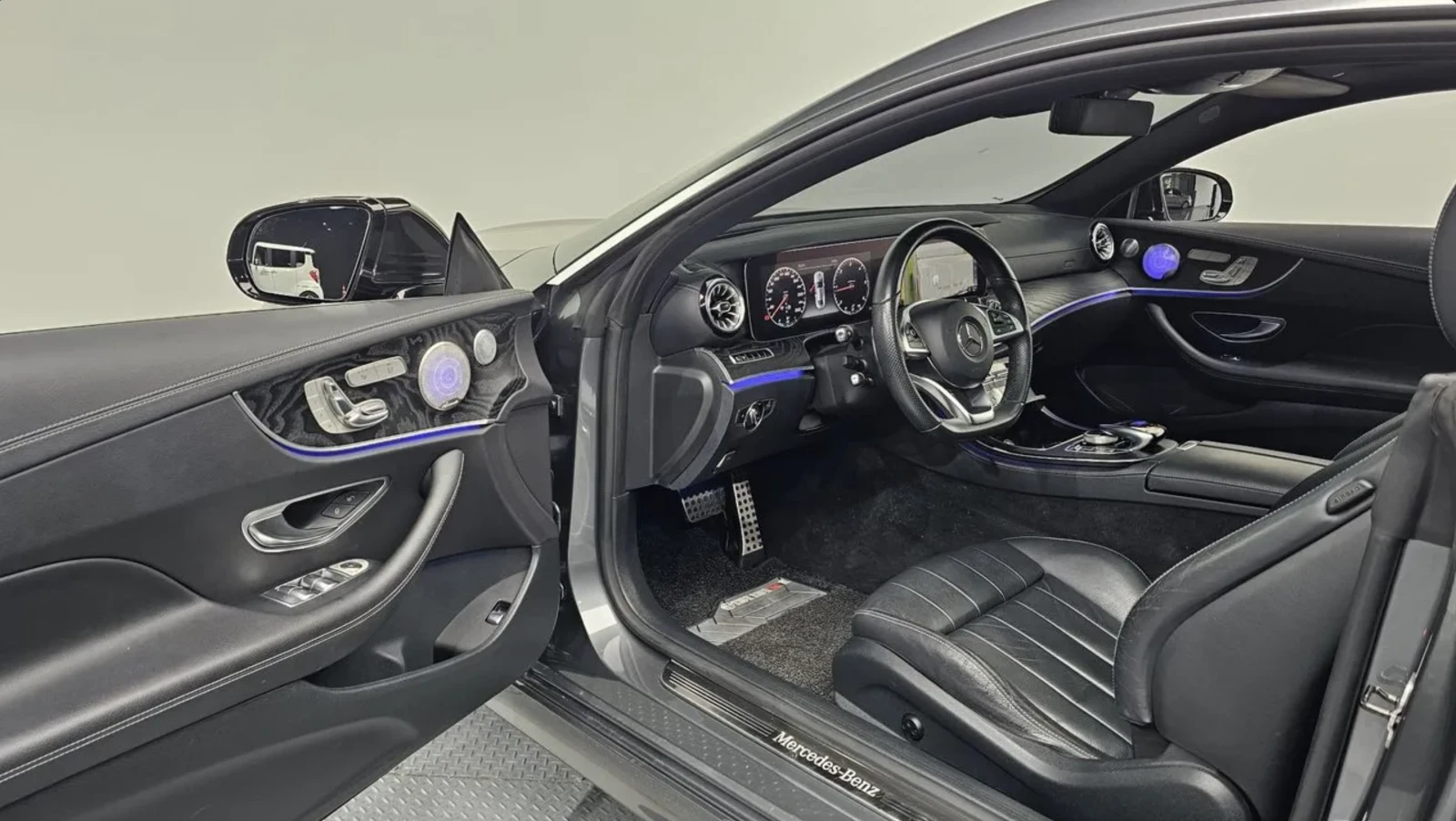 Mercedes-Benz E 220 d / AMG ПАКЕТ / BURMESTER / DIGITAL/ ШИБИДАХ/ HUD , снимка 7 - Автомобили и джипове - 54868524