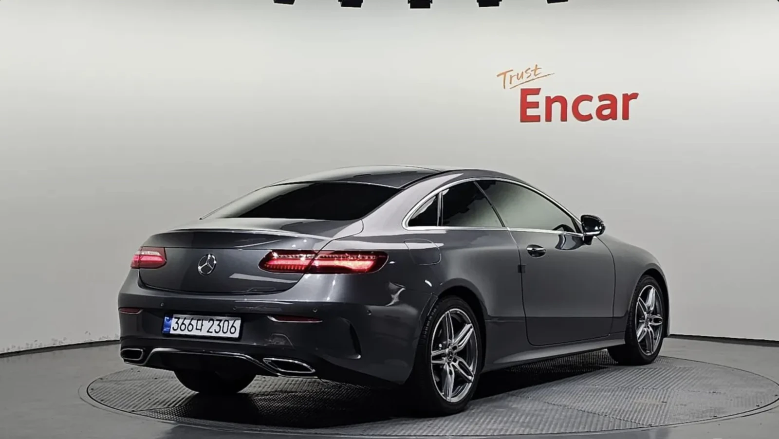Mercedes-Benz E 220 d / AMG ПАКЕТ / BURMESTER / DIGITAL/ ШИБИДАХ/ HUD , снимка 2 - Автомобили и джипове - 54868524