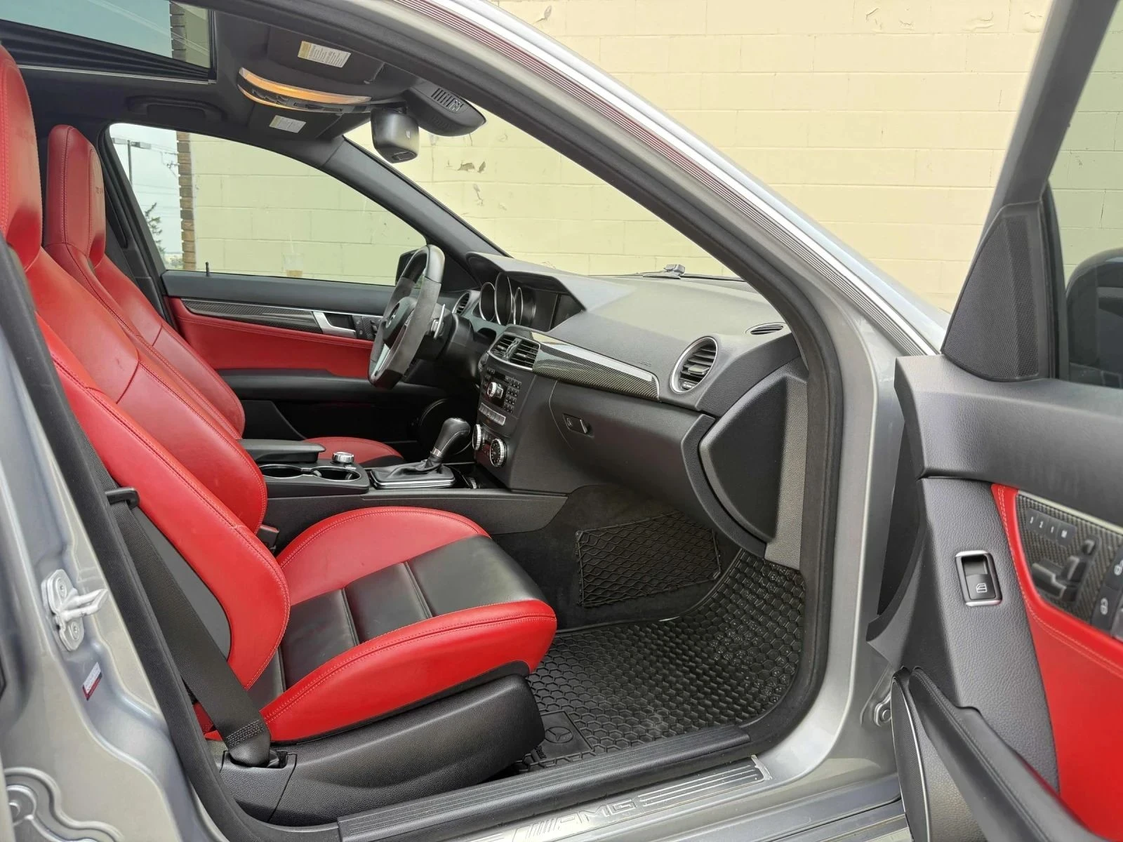 Mercedes-Benz C 63 AMG * Back cam* �������* Keyless* 2�����* �������*  | Mobile.bg � ����������� 12