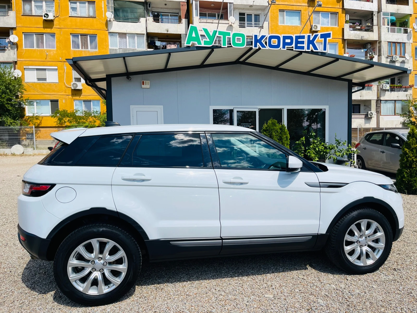 Land Rover Range Rover Evoque 2.0 D КАТО НОВ-ТОП - изображение 8