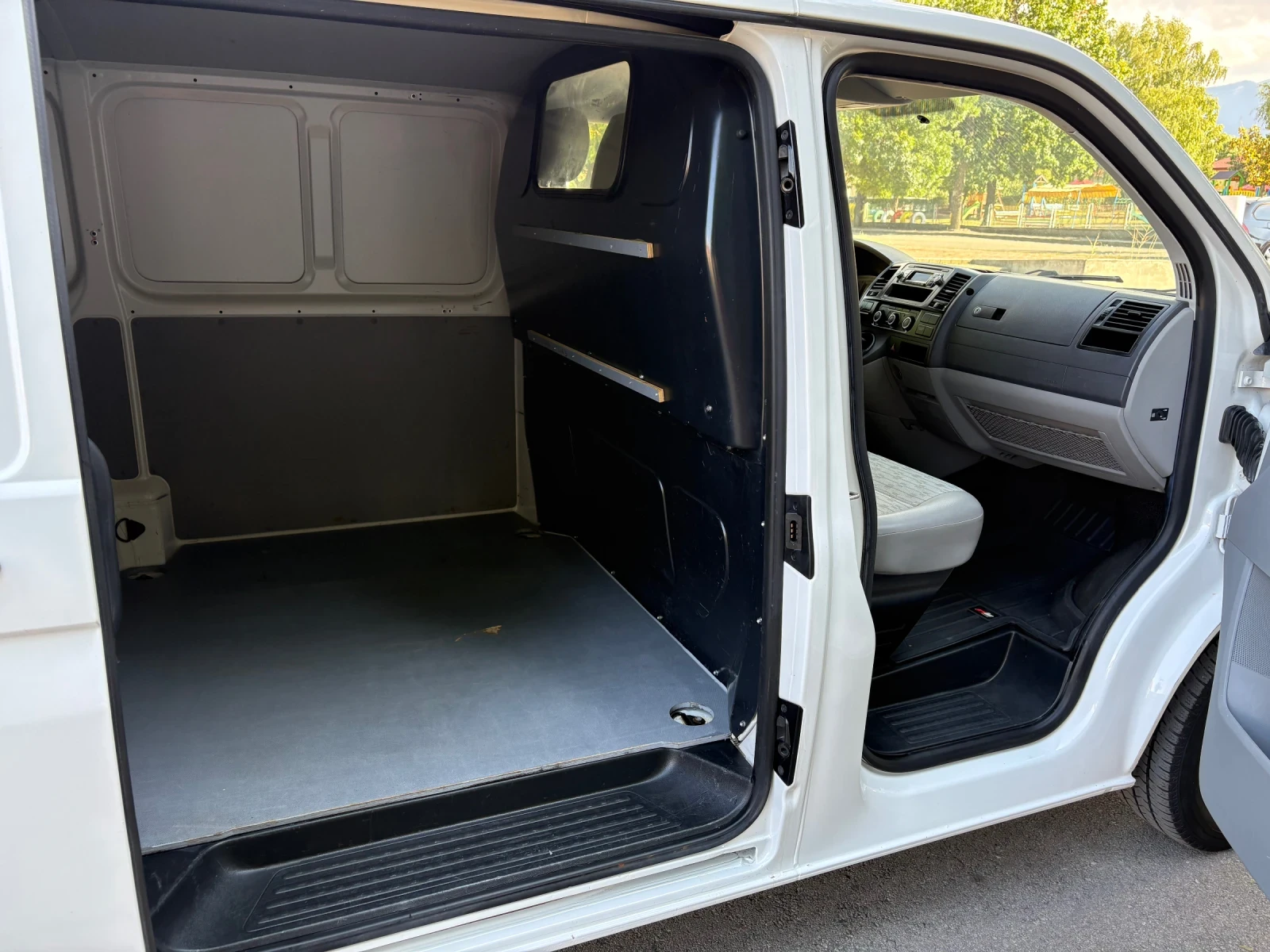 VW T5, снимка 11 - Бусове и автобуси - 55450300