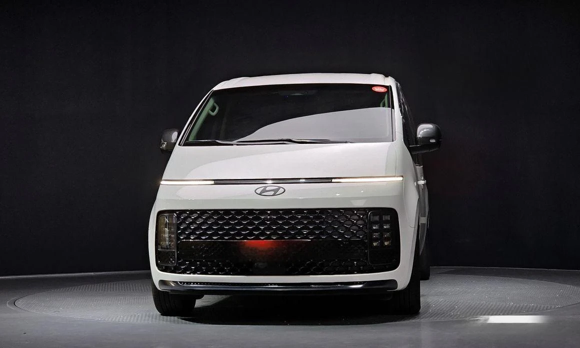 Hyundai Staria L3.5 Lounge 7-Seater Mobility - изображение 3