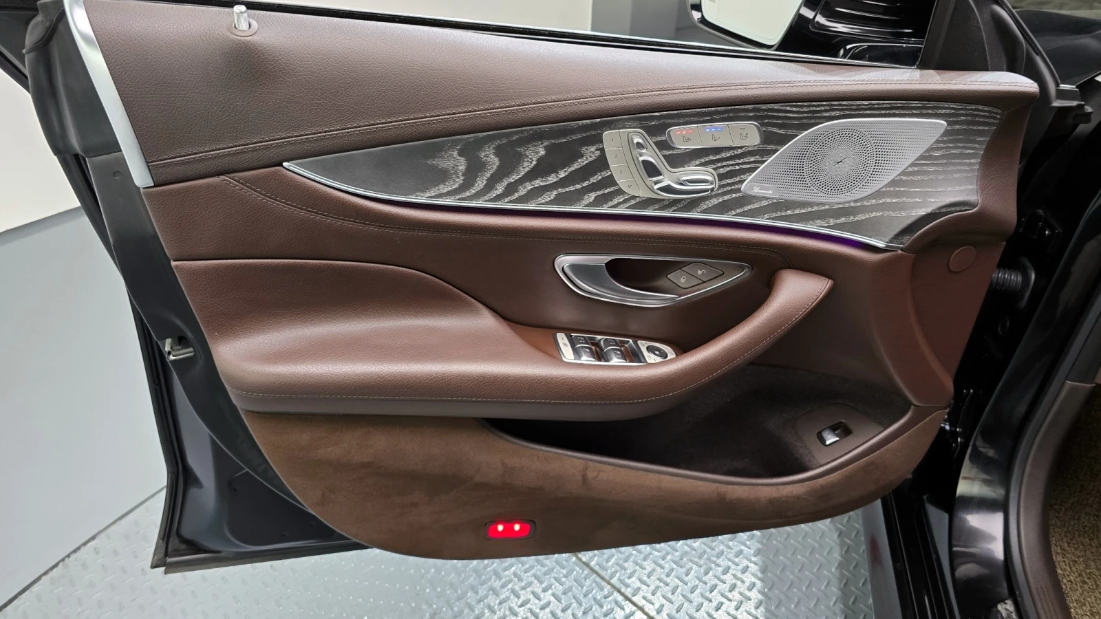 Mercedes-Benz CLS 400 ДИСТРОНИК/ПАНО/ПОДГРЕВ/ОБДУХ/ВЪЗДУШНО ОКАЧВАНЕ/, снимка 7 - Автомобили и джипове - 55298308