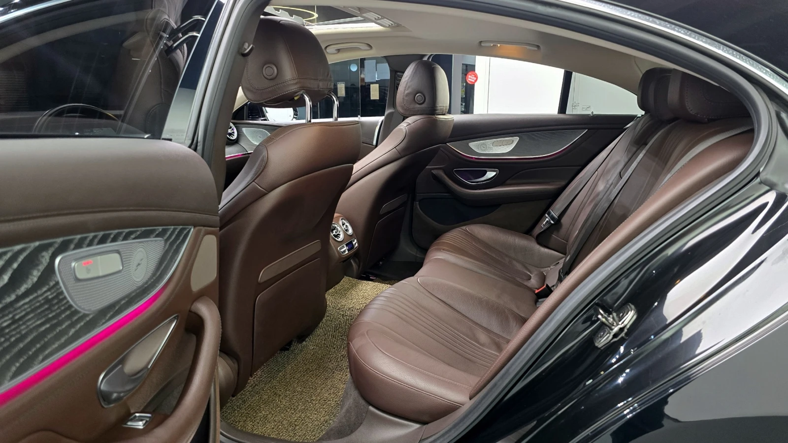 Mercedes-Benz CLS 400 ДИСТРОНИК/ПАНО/ПОДГРЕВ/ОБДУХ/ВЪЗДУШНО ОКАЧВАНЕ/, снимка 9 - Автомобили и джипове - 55298308