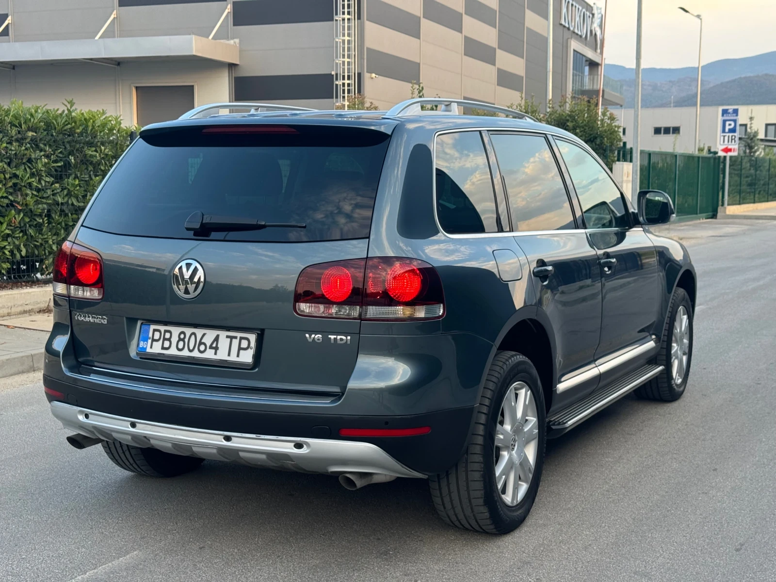 VW Touareg 3.0D/FACE LIFT/1-СОБСТВЕНИК/OFFROAD PACKAGE - изображение 3