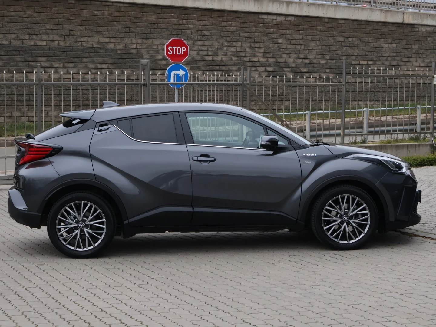 Toyota C-HR FACE LIFT/JBL/2021г/ГАРАНЦИОННА/ВСИЧКИ ЕКСТРИ/ - изображение 9