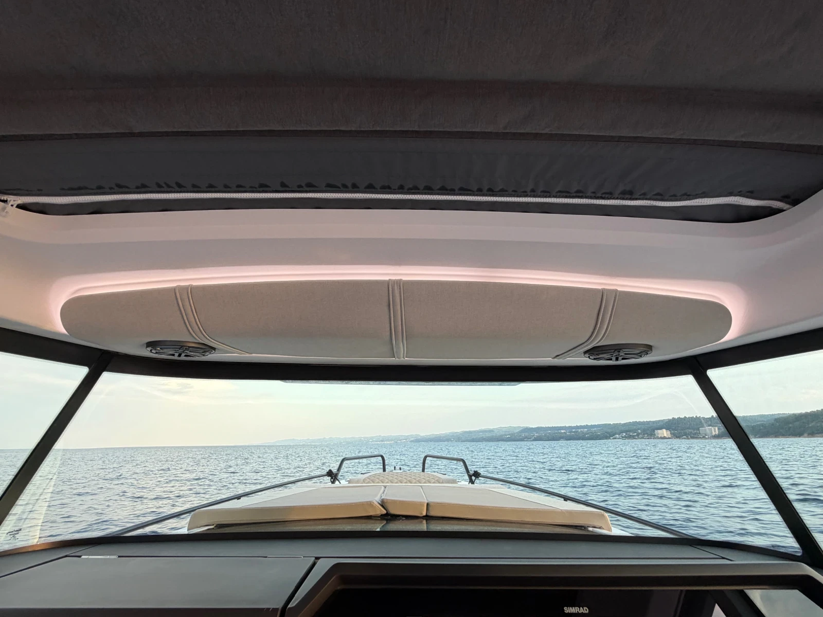 ������� ���� Axopar 37 CROSS CABIN BRABUS LINE | Mobile.bg � ����������� 14
