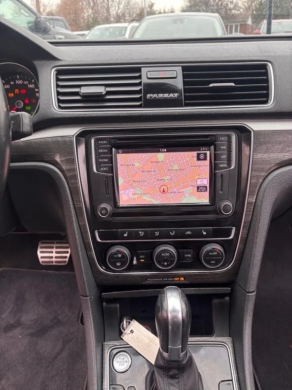 VW Passat .0T* Wolfsburg* FWD* АвтоКредит* (ЦЕНА ДО БГ), снимка 13 - Автомобили и джипове - 54137956