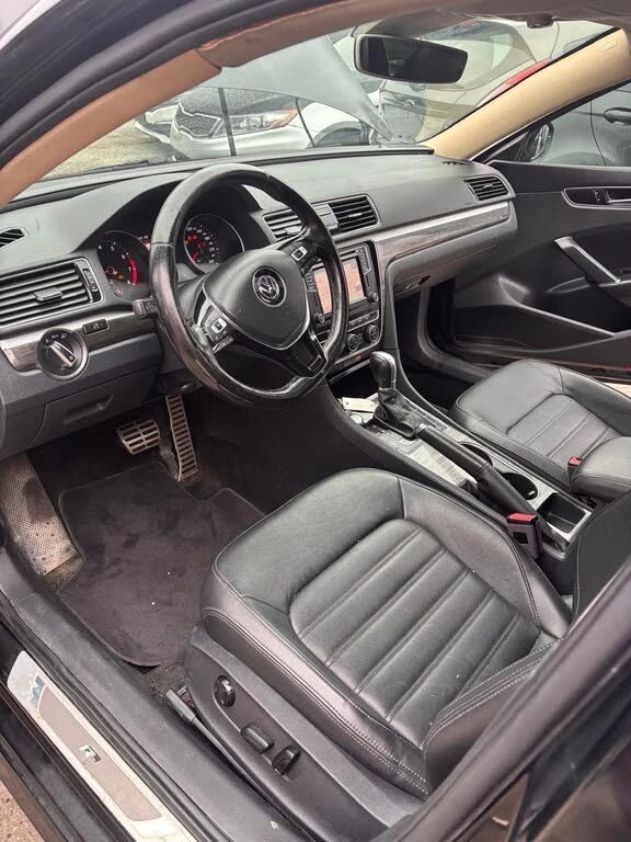 VW Passat .0T* Wolfsburg* FWD* АвтоКредит* (ЦЕНА ДО БГ), снимка 14 - Автомобили и джипове - 54137956