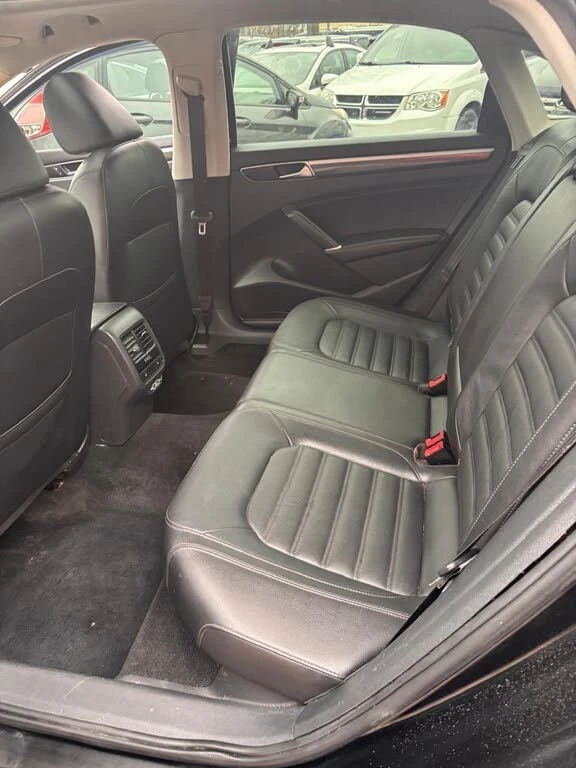 VW Passat .0T* Wolfsburg* FWD* АвтоКредит* (ЦЕНА ДО БГ), снимка 11 - Автомобили и джипове - 54137956