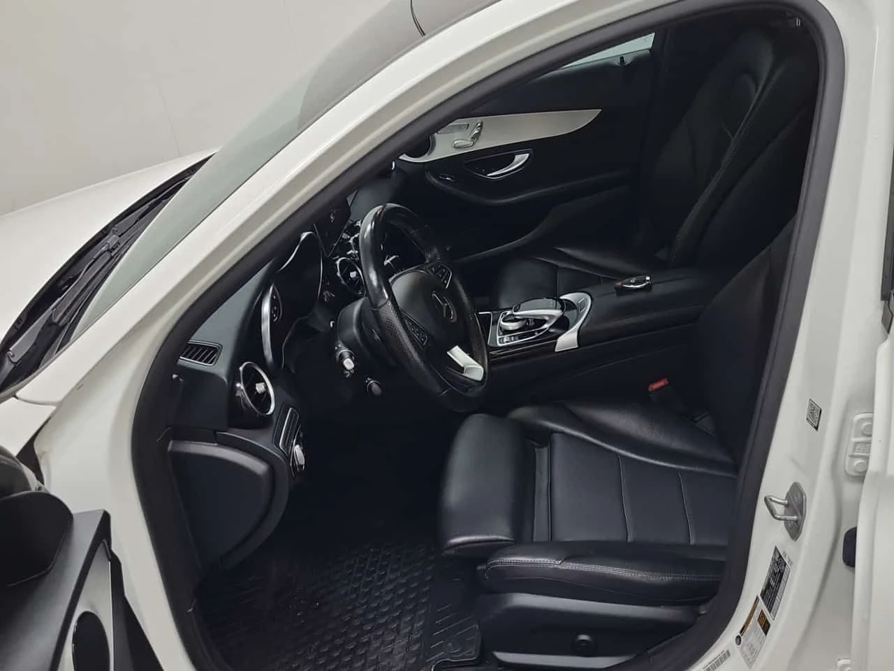 Mercedes-Benz C 300 * CARFAX * АВТОКРЕДИТ БЕЗ ПЪРВОНАЧАЛНА ВНОСКА, снимка 9 - Автомобили и джипове - 54676496