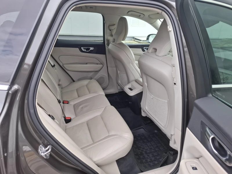 Volvo XC60 2.0HYBRID Face Lift Navi Пдгрев Общуване Камера , снимка 9 - Автомобили и джипове - 52304097