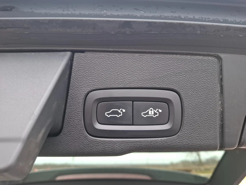 Volvo XC60 2.0HYBRID Face Lift Navi Пдгрев Общуване Камера , снимка 15 - Автомобили и джипове - 52304097