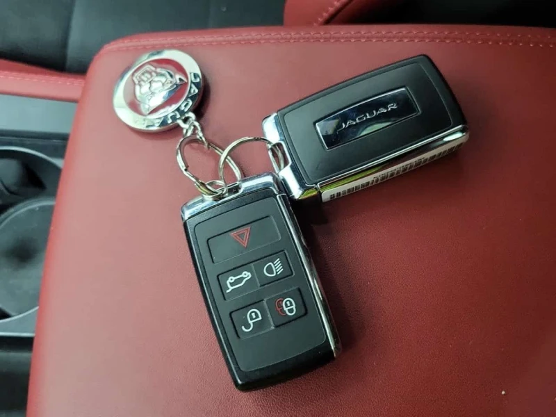 Jaguar F-PACE * P550 SVR * CARFAX * ПАНО * KEYLESS * ПОДГРЕВИ * , снимка 10 - Автомобили и джипове - 53586853