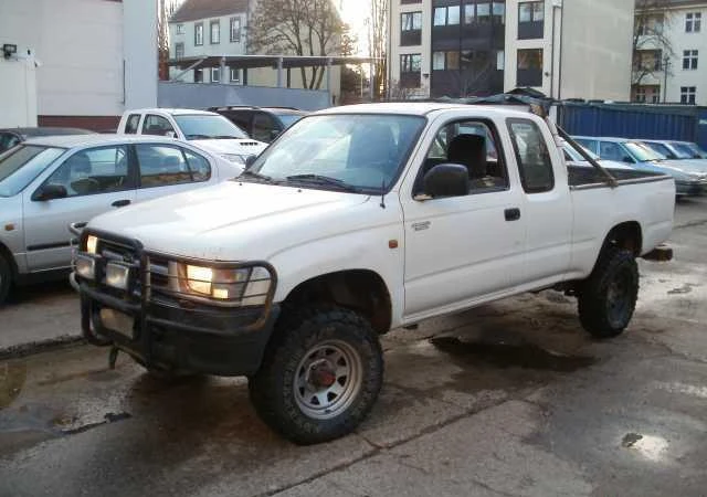 Toyota Hilux 2.5 D-4D, снимка 8 - Автомобили и джипове - 38106705