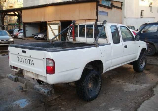 Toyota Hilux 2.5 D-4D, снимка 3 - Автомобили и джипове - 38106705