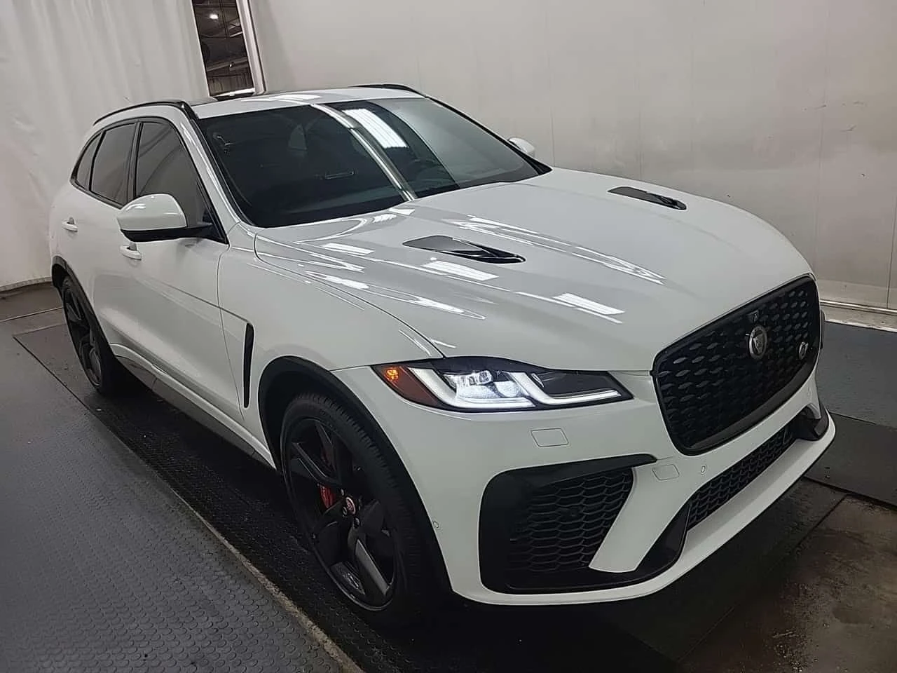 Jaguar F-PACE * P550 SVR * CARFAX * ПАНО * KEYLESS * ПОДГРЕВИ *  - изображение 3
