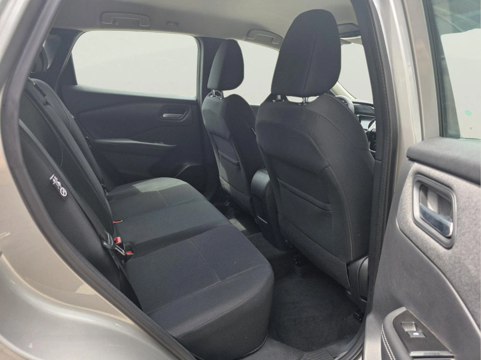 Nissan Qashqai 1.3 TCE, снимка 10 - Автомобили и джипове - 56239453