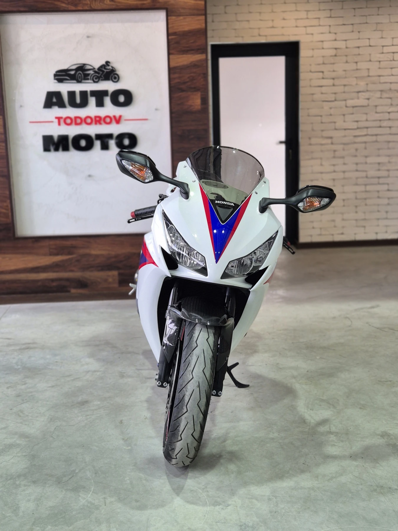 Honda Cbr 1000RR Fireblade ABS AKRAPOVIC Нов внос ШВЕЙЦАРИЯ!, снимка 4 - Мотоциклети и мототехника - 54195586