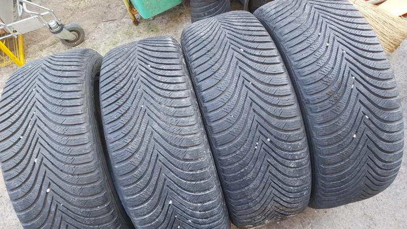 Гуми Зимни 225/50R17, снимка 2 - Гуми и джанти - 27313295