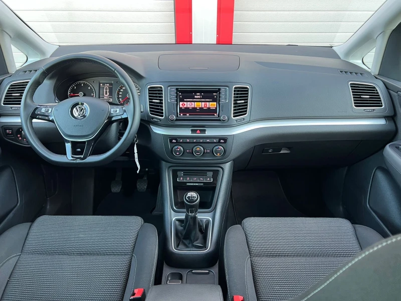 VW Sharan 2.0TDI HIGHLINE NAVI KLIMATRONIK 6-СКОРОСТИ EVRO 6, снимка 14 - Автомобили и джипове - 47011924