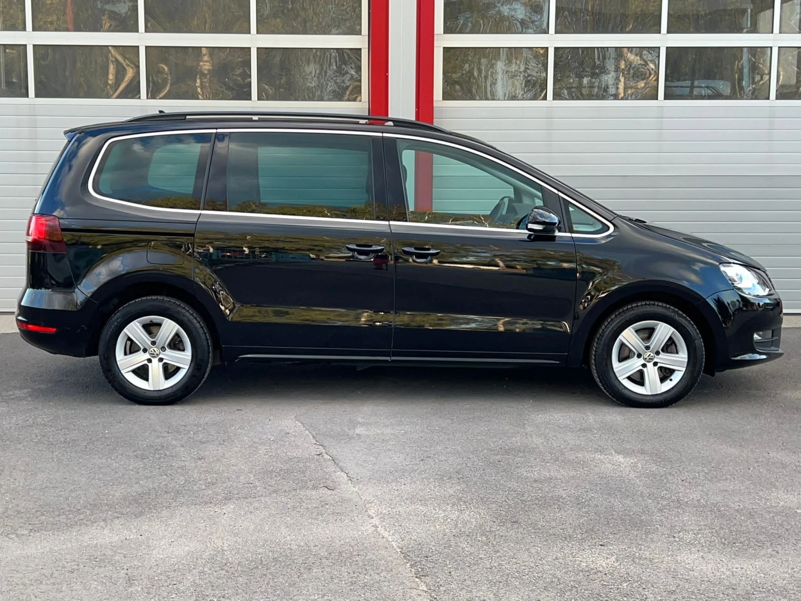 VW Sharan 2.0TDI HIGHLINE NAVI KLIMATRONIK 6-СКОРОСТИ EVRO 6 - изображение 7