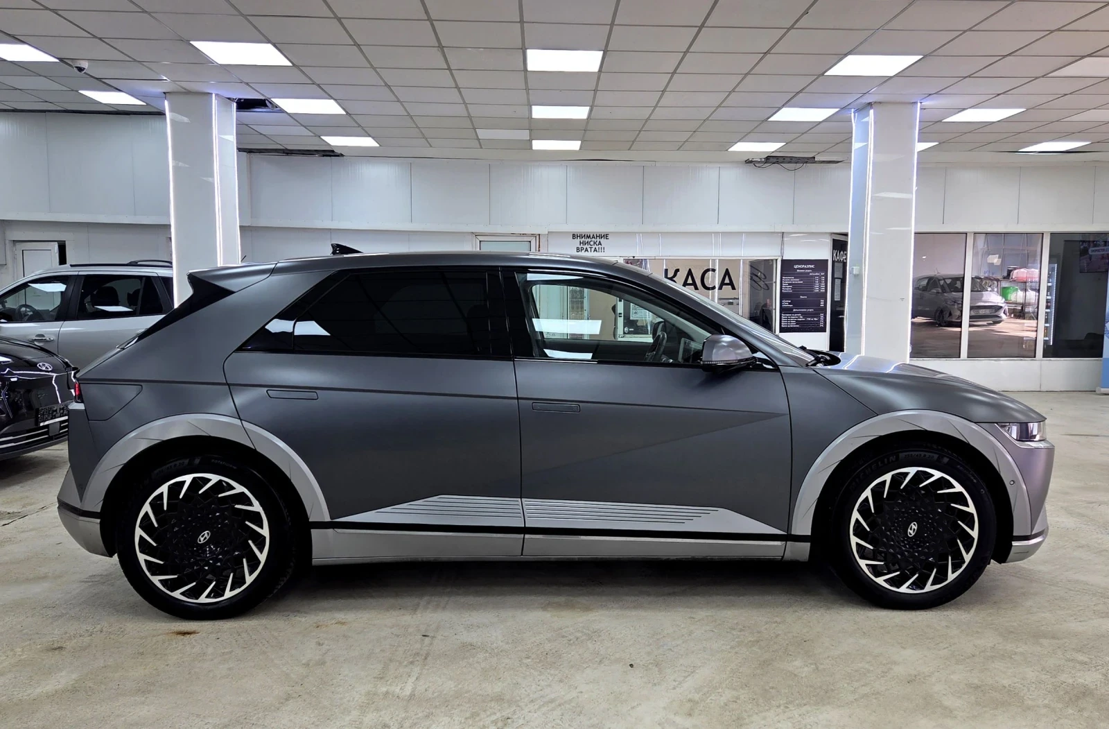 Hyundai Ioniq 5 72.6KWh/Uniq/ЗАВЕРЕНА СЕРВИЗНА КНИЖКА/Bosse, снимка 2 - Автомобили и джипове - 53626951