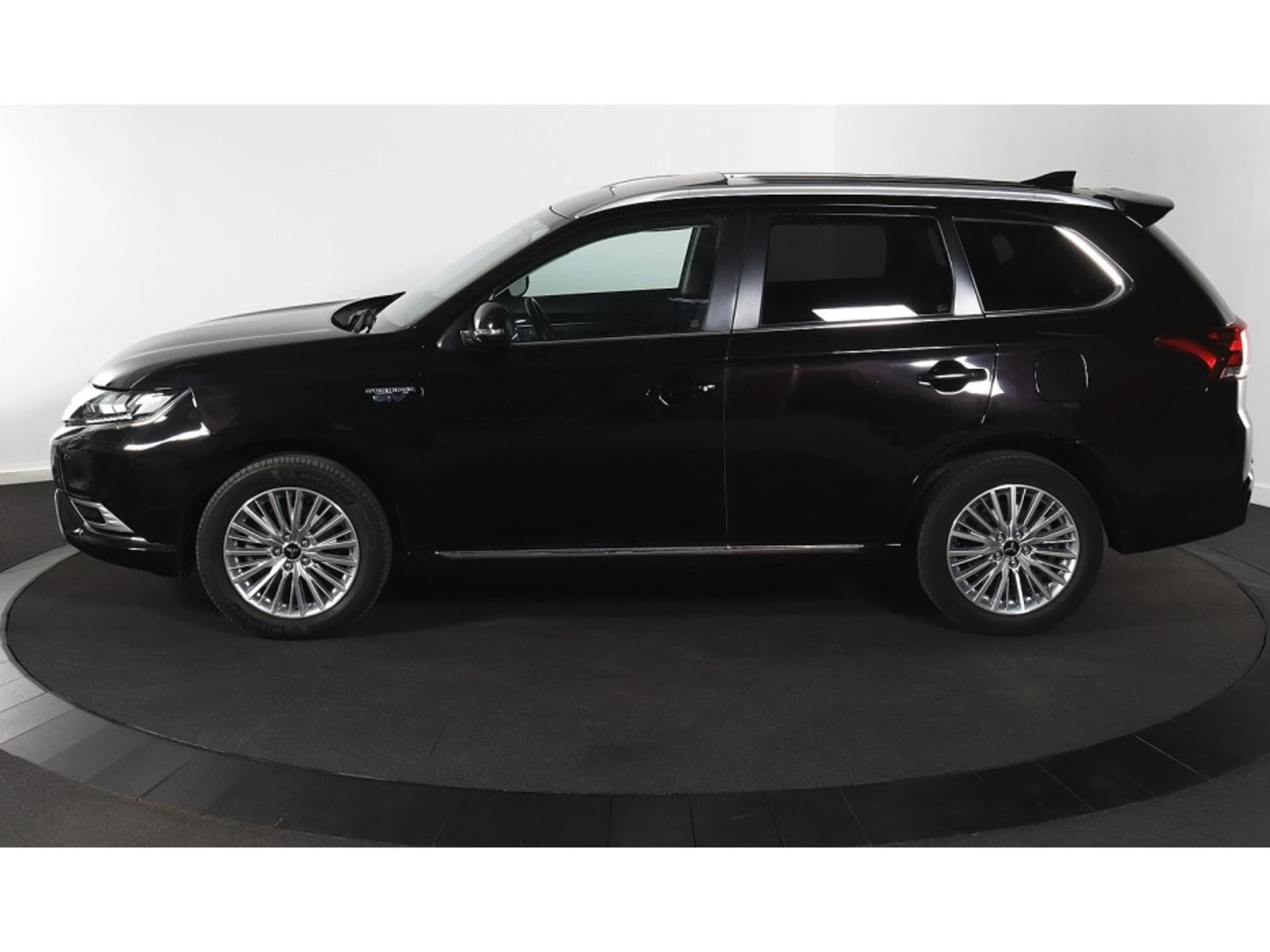 Mitsubishi Outlander 2.4 Intense Plug-in-hybrid Auto Европейска, снимка 3 - Автомобили и джипове - 55265858