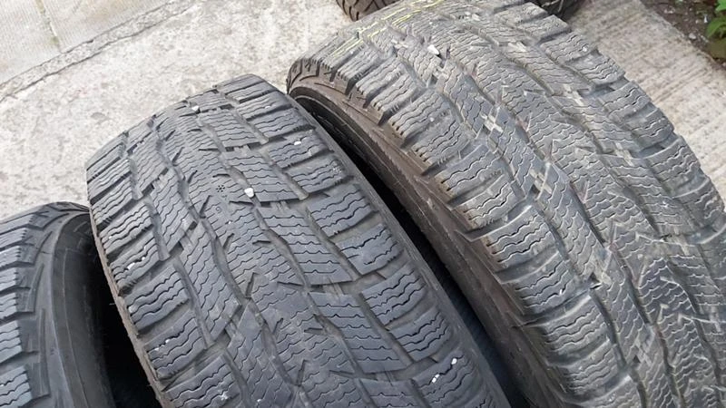 Гуми Зимни 215/65R15, снимка 4 - Гуми и джанти - 27317299