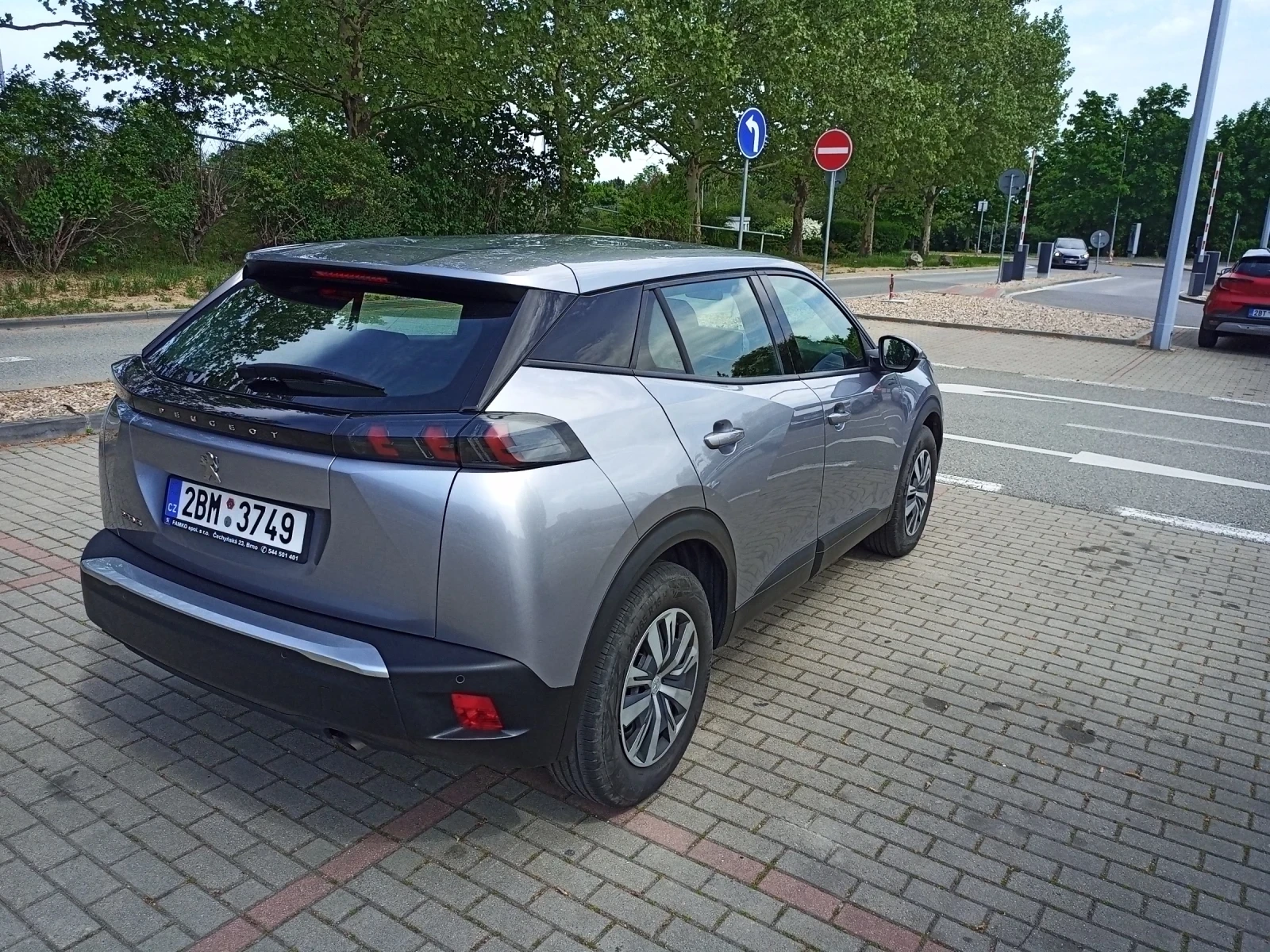 Peugeot 2008 1, 2 Allure. Перфектен автомобил, снимка 14 - Автомобили и джипове - 53852183