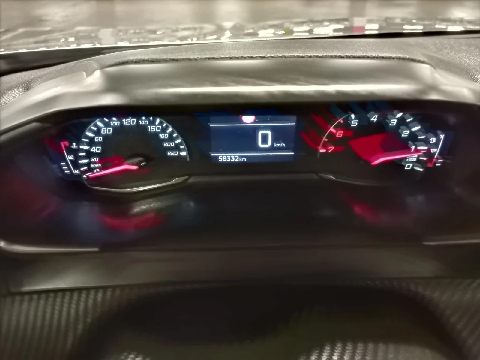 Peugeot 2008 1, 2 Allure. Перфектен автомобил, снимка 7 - Автомобили и джипове - 53852183