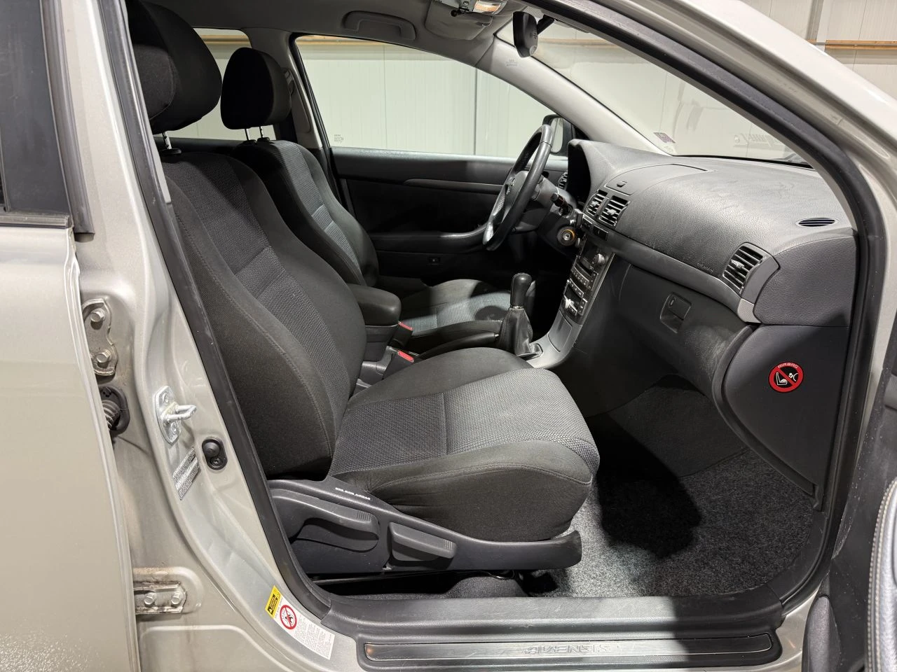 Toyota Avensis, снимка 11 - Автомобили и джипове - 54160704