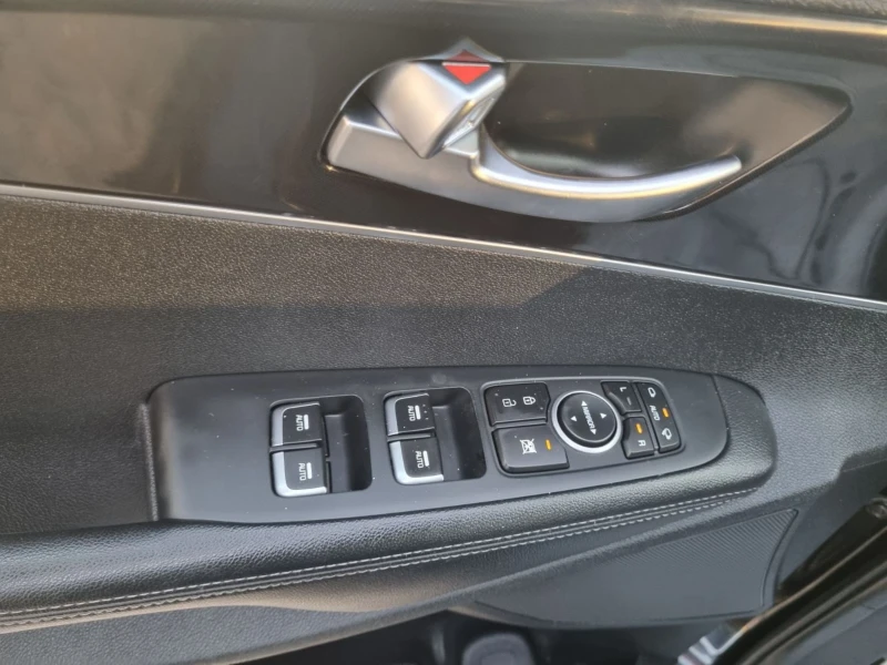 Kia Sorento 2.2CRDI Панорама.7места, снимка 15 - Автомобили и джипове - 51856834