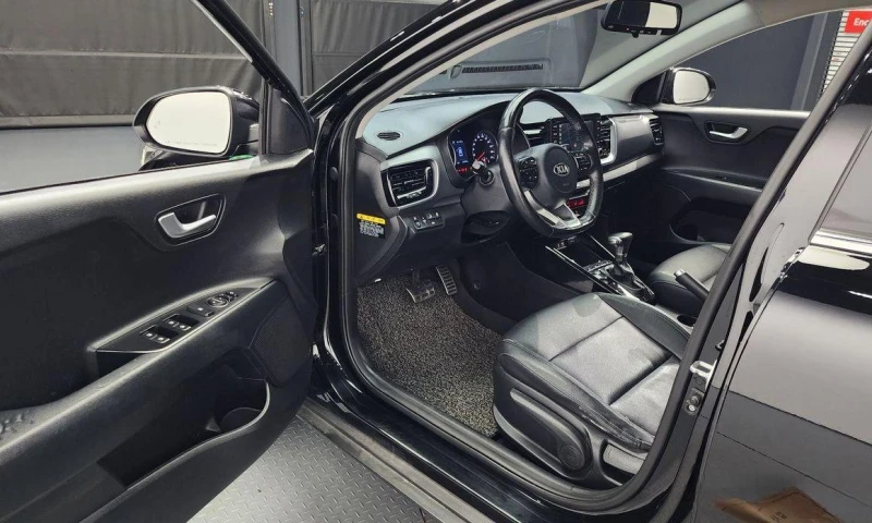 Kia Stonic Diesel 1.6 Prestige * НАЙ-ДОБРА ЦЕНА В БЪЛГАРИЯ* , снимка 10 - Автомобили и джипове - 52112095