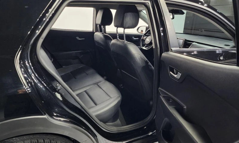 Kia Stonic Diesel 1.6 Prestige * НАЙ-ДОБРА ЦЕНА В БЪЛГАРИЯ* , снимка 12 - Автомобили и джипове - 52112095