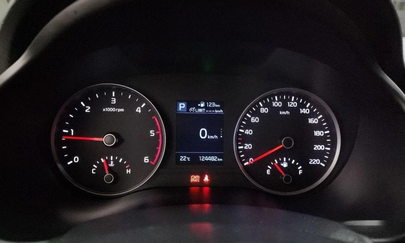 Kia Stonic Diesel 1.6 Prestige * НАЙ-ДОБРА ЦЕНА В БЪЛГАРИЯ* , снимка 8 - Автомобили и джипове - 52112095