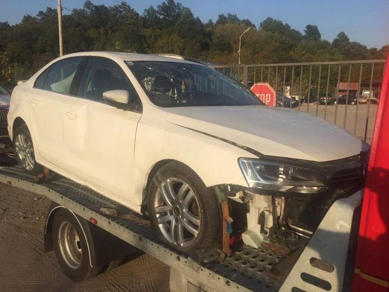 VW Jetta 1.6,2.0TDI На части, снимка 1 - Автомобили и джипове - 47534863