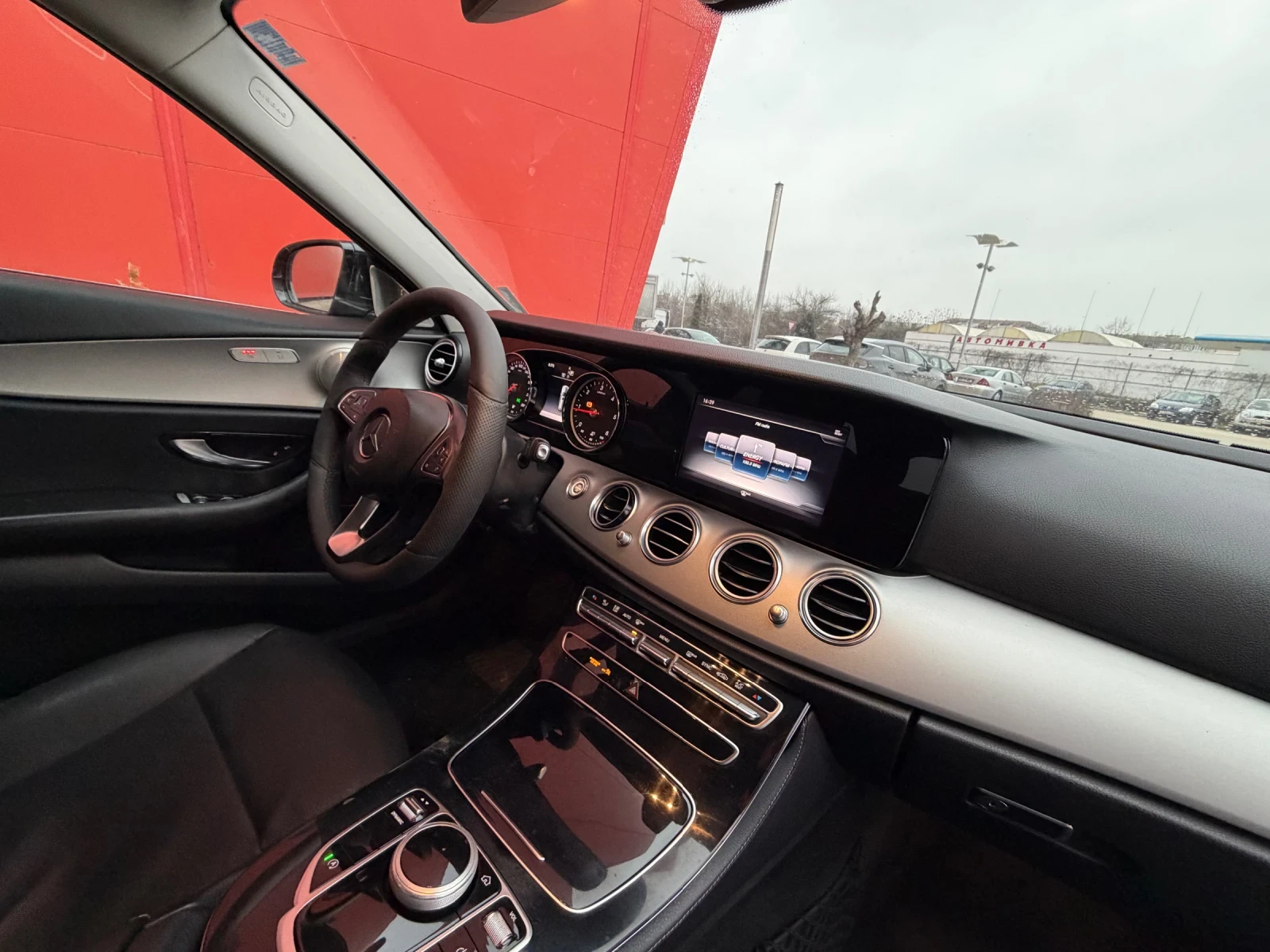 Mercedes-Benz E 220 9G* LED* Камера, снимка 12 - Автомобили и джипове - 53112442