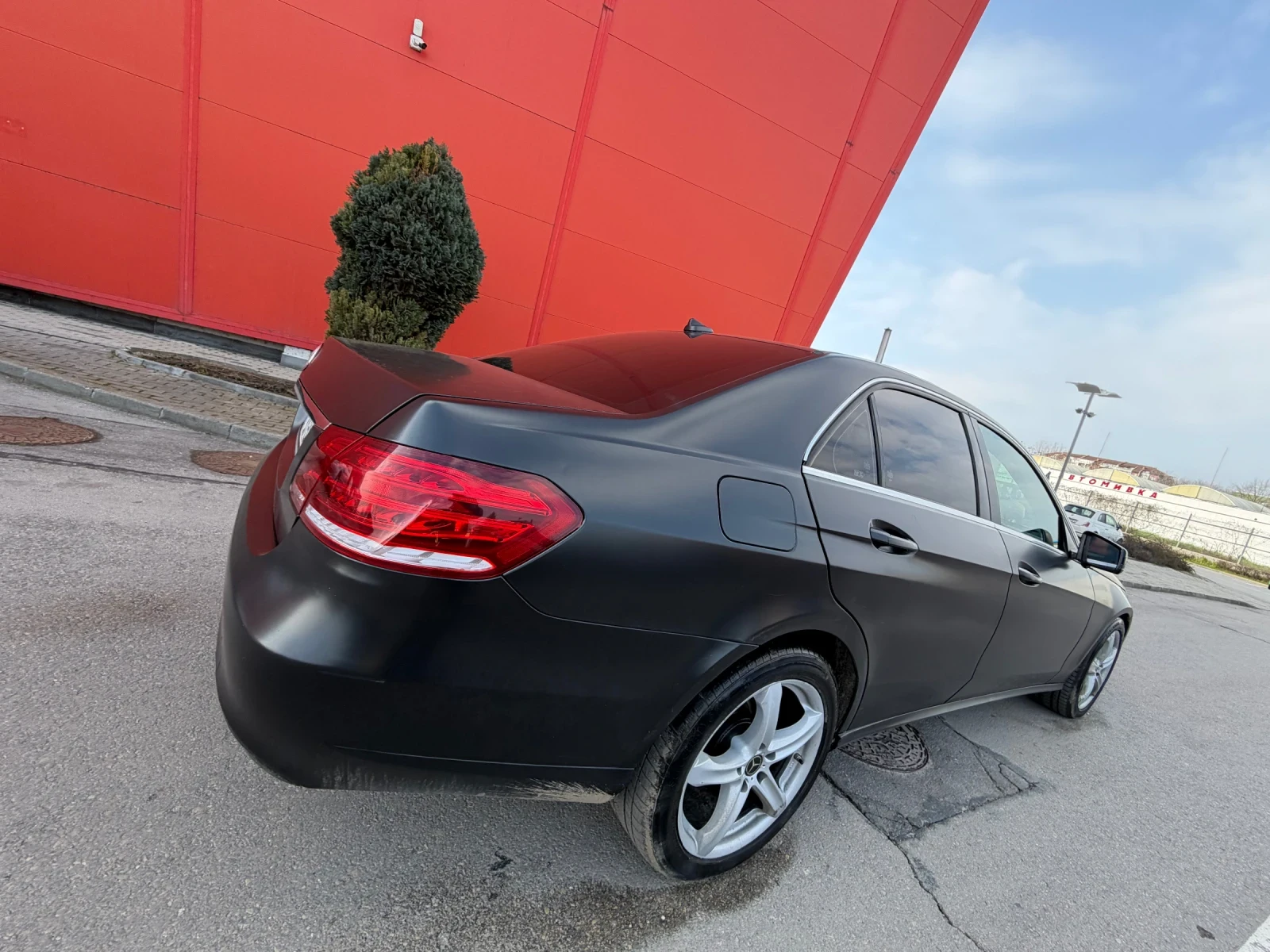 Mercedes-Benz E 220 9G* LED* КОЖА* ЧЕРЕН* МАТ, снимка 4 - Автомобили и джипове - 53112442